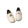 Zapatos de cuero estilo británico retro para niñas, nuevo modelo primavera y otoño 2026, mocasines versátiles para niños pequeños y niños pequeños