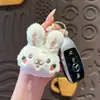 Llavero de conejo fresa con lazo de felpa de dibujos animados, muñeco de conejito lindo, colgante para mochila de estudiante, regalo pequeño