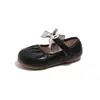 Sapatos de Couro Perolado da Moda para Crianças 2026 Outono Novo Estilo Mocassins com Laço para Meninas Pequenas Sapatos Casuais para Crianças