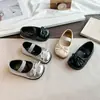 Zapatos pequeños de cuero estilo princesa para niñas, brillantes con diseño de diamantes y moño, suela suave, adecuados para combinar con faldas al salir, elegantes zapatos de vestir