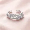 Anel Cruz Flor Completa em Diamante Camada Dupla Feminino Levemente Luxuoso Toque de Alto Padrão 2026 Novo Estilo Anel Feminino Moda Exquisito de Nicho