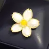 Broche de Flor de Cerezo de Nácar Blanco Natural de Gama Alta y Gama Alta Pin de Flor Simple Chapado en Oro Accesorios Antiexposición Regalo para Mujer