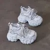 Zapatillas gruesas para mujer 2026 otoño nuevo versátil con pedrería que aumentan la altura de moda con suela gruesa zapatos deportivos casuales para mujer