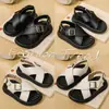 Sandalias infantiles de primavera y verano, nuevas sandalias casuales coreanas para niñas con tiras cruzadas y punta abierta, chanclas de hebilla para playa y exteriores