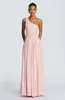 Atacado Europeu e Americano de Roupas Femininas: Vestido Longo Acinturado de Um Ombro com Toque de Luxo, Design Patchwork Franzido Ombro a Ombro, Vestido de Gala Emagrecedor e Elegante