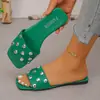 E-commerce transfronteiriço, chinelos de dedo com rebites, design novo 2026 para tamanhos grandes de mulheres, sandálias de verão estilosas e únicas com um toque de luxo