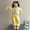 Nuevo atuendo casual de otoño y primavera para niñas: un lindo conjunto temático de gatitos con un lazo, con un elegante diseño color block, y un conjunto deportivo de dos piezas para niños