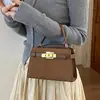 Bolsa de Mano para Comercio Electrónico Transfronterizo Bolsa Pequeña Nueva Moda para Mujer Alta Apariencia Bolsa de Viaje Diseño de Nicho Bolso Cruzado de un Solo Hombro Moderno