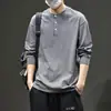 Nova Camiseta Preta de Manga Longa para Homens Outono 2026, Gola Henley, Corte Casual Solto, Tamanho Grande, Camiseta Básica Simples