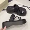 Chinelos de Praia com Salto Alto e Plataforma 2025 Novo Estilo Fada Coração com Strass Chinelos Slip-On para Mulheres para Uso Externo no Verão