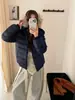 Chaqueta Corta Fina de Algodón con Capucha de Canalé para Mujer 2026 Invierno Nuevo Estilo Coreano Holgada Versátil para Personas Bajas Relleno de Algodón Ropa de Abrigo