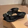 Chanclas Sencillas de Metal para Dedo del Pie para Mujer, Modelo Nuevo 2026 para Uso en Casa y al Aire Libre, Sandalias Cómodas y No Cansadas con Tacón de Cuña