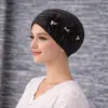 Sombrero Turban Plisado Estilo Primavera y Otoño con Tres Flores y Decoración de Perlas, Sombrero de Mujer Moderno y Versátil J5