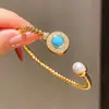¡Estética europea! Pulsera abierta con lazo y flor de circonita ultrabrillante, accesorio de muñeca de moda de lujo ligero de alta gama para mujer