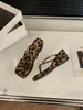 Chanclas de cuña con estampado de leopardo para mujer, adecuadas para uso en exteriores, estilo verano 2026, sandalias pequeñas de tacón alto estilo francés