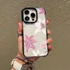 Capa de celular estilo Ins com flor de lírio rosa suave para Apple 16 Pro Max com bordas pretas e proteção elevada para a lente, capa macia de TPU anti-queda