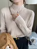 Tejido de hilo de núcleo, suéter gris para mujer, nuevo estilo 2026, top de punto de alta gama, camiseta básica de cuello semialto
