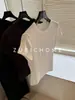 Una camiseta imprescindible 2.0: Sensación modal, suave y amigable con la piel, alta elasticidad, corte ajustado con sensación envolvente, camiseta de manga corta tricolor
