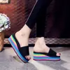 Chanclas para Ropa de Exterior de Mujer, Elegantes Chanclas Arcoíris para Mujer, Sandalias de Playa de Verano con Suela Gruesa y Tacón Alto, Verano Transfronterizo