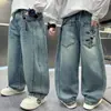 Calça Masculina 2026 Novo Estilo Jeans Curvo Infantil Masculino Estilo Primavera e Outono Crianças Maiores Calça de Perna Larga Primavera Estilosa e na Moda