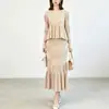 Conjunto de Duas Peças Feminino Moderno de Alta Qualidade para Outono: Conjunto Miyake: Blusa de Manga Longa com Babados e Saia Cauda de Peixe