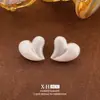Pendientes de botón de corazón cepillado simples europeos y americanos Moda de nicho Pendientes con diseño de corazón Exquisitos Versátiles Estilo genial Adornos para las orejas