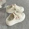 2026 Novos Tênis de Lona com Solado Grosso para Usar no Verão e Outono, Slip-On para Mulheres, Tênis de Estudante, Sapatos Brancos Versáteis, Sapatos de Pão