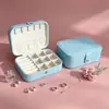 Caja de joyería de cuero PU lista para exportar, caja de almacenamiento de accesorios portátil para tres anillos de oro, collares y accesorios de mano