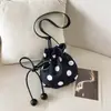 Bolsa de lona com poá da moda para mulheres, novo modelo 2026, bolsa com cordão texturizada de moda japonesa e coreana, bolsa transversal versátil da moda