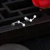 Pendientes de Plata S925 Brillantes de Tres Estrellas en Barra Curva, Simples, Frescos, Versátiles, Brillantes, Pendientes de Uso Diario para Chicas