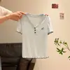 Camiseta Feminina 2026 Verão Gola V Bordada com Botão de Cor Contrastante Manga Curta Babado Slimming Doce Pequeno Top