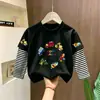 Camiseta infantil de manga comprida, novo estilo 2026, camiseta para meninos, algodão puro, estilosa, pode ser usada como camada externa, blusa falsa de duas peças