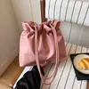 Bolsa feminina de design de nicho estilo francês 2026 nova tendência versátil bolsa de ombro plissada bolsa de balde de viagem moderna