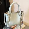 Bolsa Balde Simples Nova Primavera 2025 com Fivela Dupla para Mulheres, Bolsa Transversal Texturizada Nicho Cor Sólida, Bolsa de Mão Moderna e Estilosa