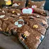 Juego de cuatro piezas de franela de leche fresco y simple funda de edredón de vellón de coral sábana de cama funda de edredón engrosada de invierno para dormitorio de estudiante juego de tres piezas