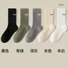 Calcetines al por mayor suministro otoño e invierno calcetines de media pantorrilla para hombre desodorantes absorbentes de sudor transpirables Deportivos de caña alta calcetines de moda medias