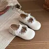 Zapatos de princesa, zapatos para niñas, nueva colección primavera/otoño 2026, zapatos de actuación estilo ballet para niñas pequeñas, zapatos pequeños versátiles de piel, zapatos sencillos para niños pequeños
