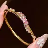 Pulsera transfronteriza nueva de imitación de oro para mujer, estilo de lujo ligero, incrustada con circonio de color, pulsera de estrella, joyería de nicho de alta gama al por mayor