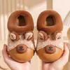 Pantuflas infantiles de algodón con temática de oso de dibujos animados, estilo invierno, para niños y niñas, adecuadas para usar en interiores, antideslizantes, cálidas y lindas, hechas de algodón afelpado