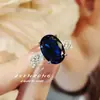 Anel de Ovo de Pombo Diário Estilo Antigo Médio Vintage Alto Senso Diamante de Alto Carbono Cristal Azul Pontiagudo Anel Feminino com Mudança de Luz