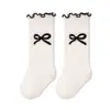 Calcetines de longitud media para niños para primavera y otoño, calcetines de algodón con lunares de encaje y lazo para niñas, suaves y no restrictivos, calcetines de bebé Clase A