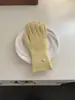 Conjunto de Dos Piezas de Bufanda y Guantes para Mujer Invierno 2025 Nuevo Blanco Tejido de Lana Engrosado Bufanda Versátil Cálida para Ropa de Trabajo