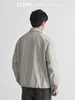 Chaqueta corta de hombre de moda con cuello alto, colección otoño 2026, con un diseño tridimensional prensado, corte holgado, hombros caídos y un versátil estilo con cremallera