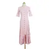Vestido de punto estilo rejuvenecedor para mujer a principios de otoño, con volantes, ribete de hoja de loto, botones dorados, mangas de longitud media, cintura ceñida, abertura frontal, vestido largo plisado