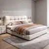 Cama de Couro Estilo Minimalista Italiano Cor Creme Seção Quadrada Estofamento Macio Acolchoado Cabeceira Grande Quarto Principal Cama de Casal Moderna Couro Nappa Cama de Casamento