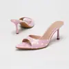 Zapatillas de tacón alto tipo mule de punta con estilo de lunares frescos y sencillos, sandalias de tacón de aguja versátiles de estilo veraniego suave para mujer, nuevo modelo de primavera