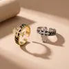 Anel moderno e popular de zircônia requintado e ultrabrilhante para mulheres, luxo leve com um toque de alta qualidade, anel aberto ajustável, banhado a ouro real