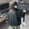 Chaqueta de cuero para niño 2026 nueva elegante de primavera y otoño estilo coreano con cuello alto de cuero PU moderna y genial