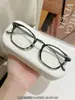 Armazón de lentes de titanio puro estilo diseñador, moda callejera, simple y estiliza el rostro, sensación popular en línea, armazón de lentes de titanio puro