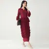 Traje de Primavera 2026 para Mujer de Miyake con un Diseño Único, Top tipo Camiseta de Nicho y Falda Ajustada a la Cadera, Conjunto de Dos Piezas a la Moda y con Estilo